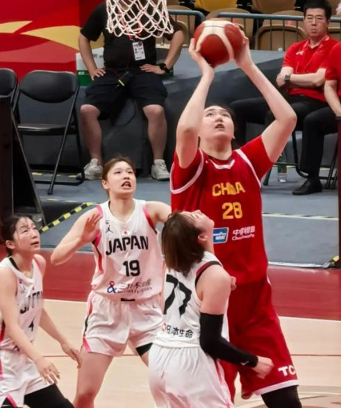 输球就回家，女篮今晚没退路,2026年女篮世界杯D组首轮一打完，中国女篮就被挤到悬崖边，61比94输美国净负33分垫底，今晚20点30分打捷克，输球等于告别柏林。
首轮积分榜很刺眼，美国净胜33分排第一，意大利净胜9分第二，捷克净负9分第三，中国净负33分垫底，比捷克少了24分。赛制又狠，小组第一直