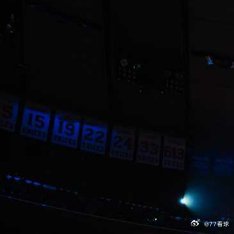 NBA新赛季揭幕战，76人客场106-100爆冷掀翻卫冕冠军尼克斯，拿下赛季开门红#NBA[超话]#
本场詹姆斯身披76人战袍迎来新东家首秀，稳定输出14分9篮板7助攻全能数据。布朗砍下19分8篮板，核心马克西轰全队最高28分带队逆转。
 上半场尼克斯手握领先优势，第三节76人强势反扑反超比分，末节顶住对手追分压 ​
