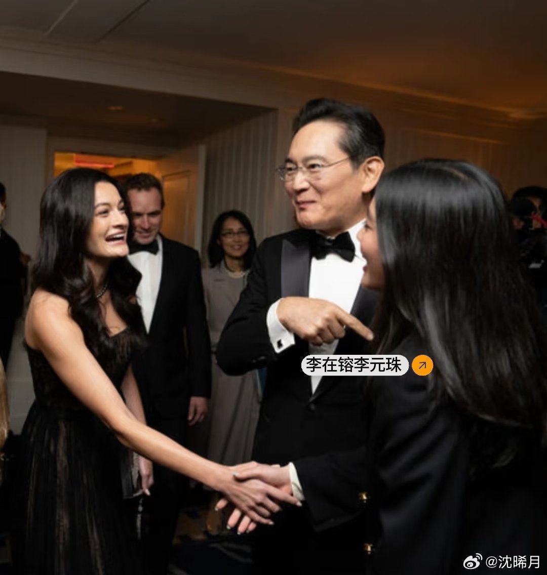 #李在镕[超话]# 李在镕会长给黄仁勋一家介绍女儿李元珠(黄敏珊和李元珠英文名字都是madison)。 ​