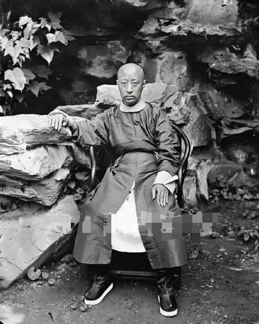 1912年溥仪颁布退位诏书，清朝彻底落幕，14万曾经锦衣玉食的皇族一夜之间从云端跌落到凡尘，没了铁杆庄稼的俸禄，连“主子”的身份都成了随时可能惹祸的累赘。
之前总听人猜他们要么带着搜刮的财宝跑欧美当寓公，要么落魄到上街乞讨混饭吃，其实大部分人都选了隐姓埋名的路子。不少爱新觉罗氏后人改了金、肇、毓这类