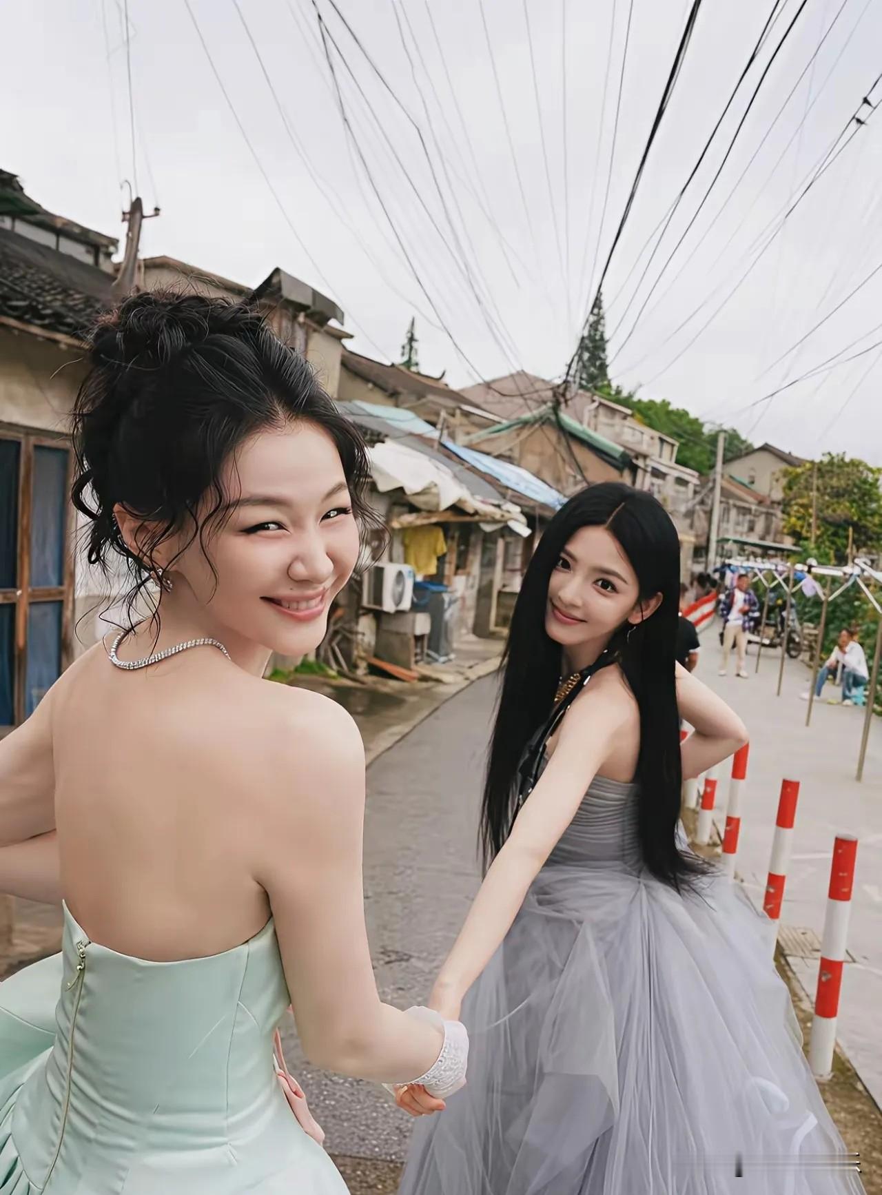 金靖是谐星出身，却闯进颜值赛道，和大美女章若楠合影居然没有输。

金靖美得很有生命力，果然能进娱乐圈的明星和普通人是有壁的。

章若楠是第一眼美女，越看越一般，金靖是第二眼美女，越看越有味道。

我还是喜欢金靖这样的美女，美得有张力，不是那种模板的美，而是一种气血十足的自然美，有烟火气。