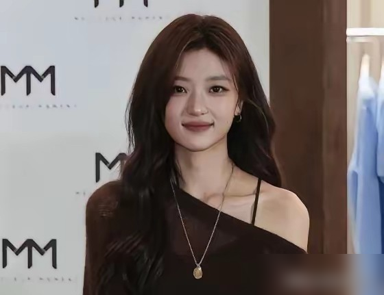 孙千这张脸放娱乐圈确实不算标准美人，可往那一站就是让人挪不开眼。骨架细长，腿直腰薄，长了一张有脾气的脸，笑起来又没心没肺。
她跟井柏然演《早春晴朗》，一个毒舌总监，一个二本北漂，戏里谈了六年地下恋。10月15号俩人一块出席研讨会，全黑造型，站得挺直。有人问孙千怎么理解角色，她说尚之桃身上那股死磕劲