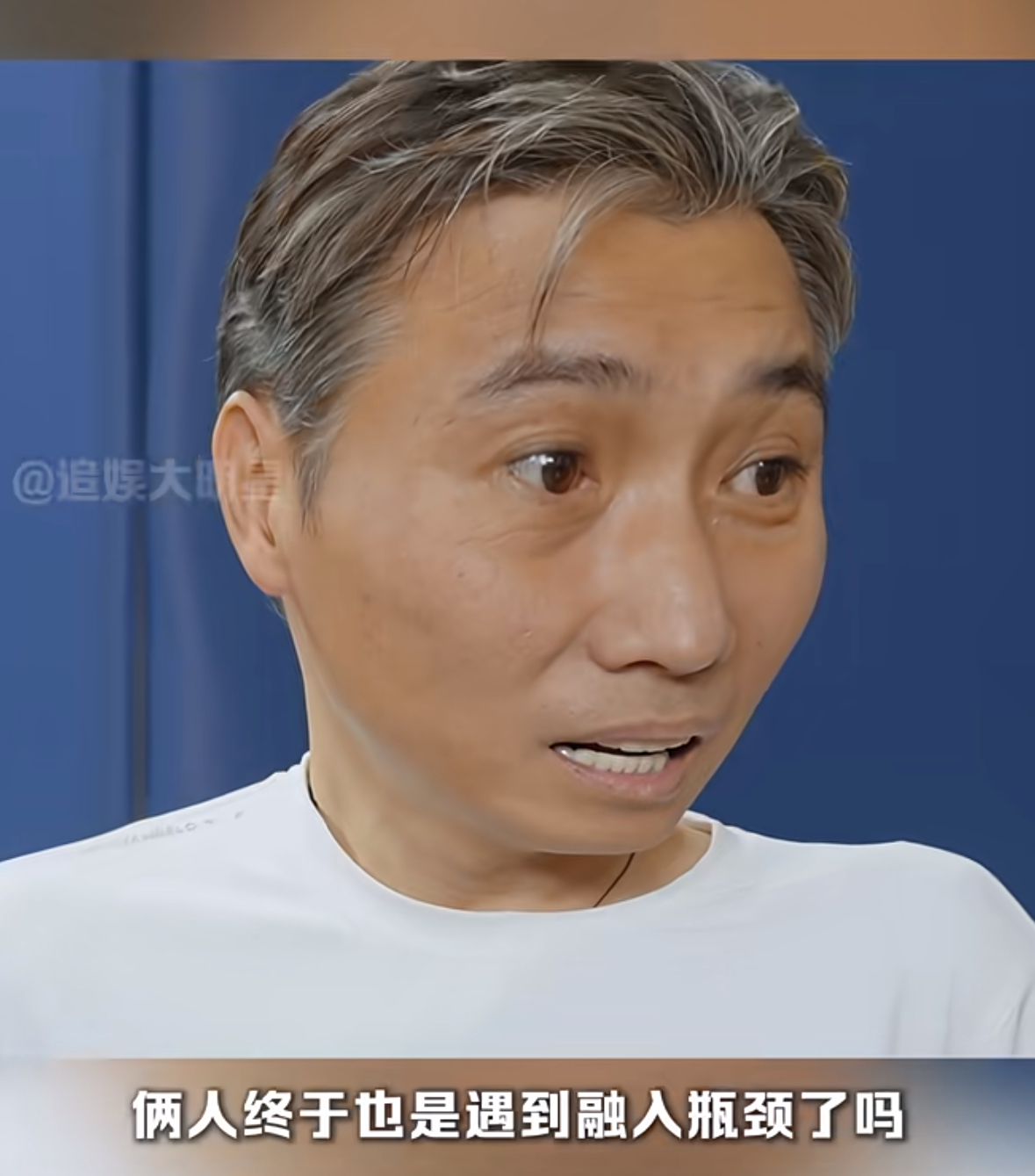 李乃文给向佐刷跑车？还带着胡军刷蝴蝶，胡军连抖音号也没有，李乃文一步一步教，吃饭的时候更是，俩才聊得兴起，一回头，向左两盘饭直接吃完了，李乃文，“感觉比倒垃圾桶里都快”，三个有趣的灵魂和牛头对不住马嘴的聊天，感觉这期倒是像向佐尽地主之谊带着两位大哥尝美食 席间向佐说的那些话 倒是对他改观了，还有在打