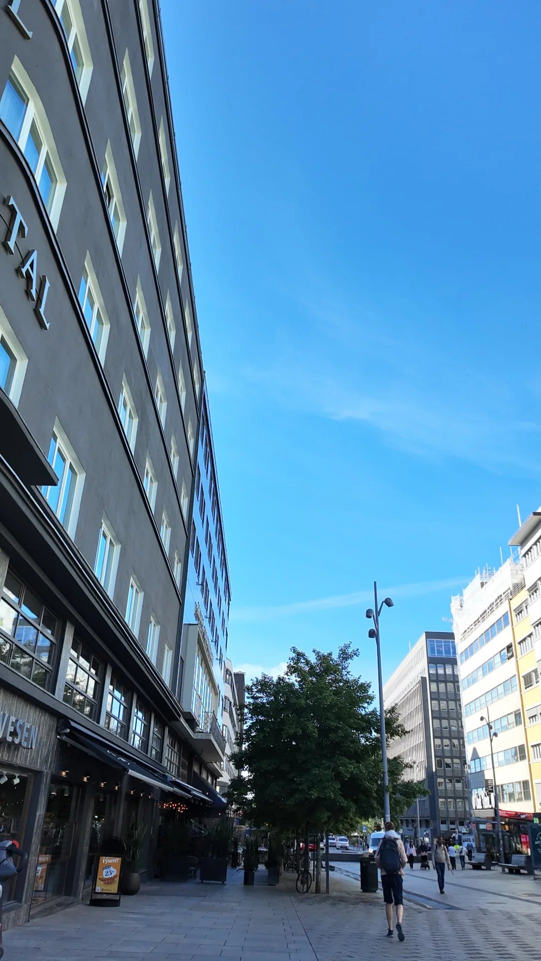 建议大家一定想清楚，没有一座高山，能靠运气登顶。郑钦文就是个很好的例子，教练曾带