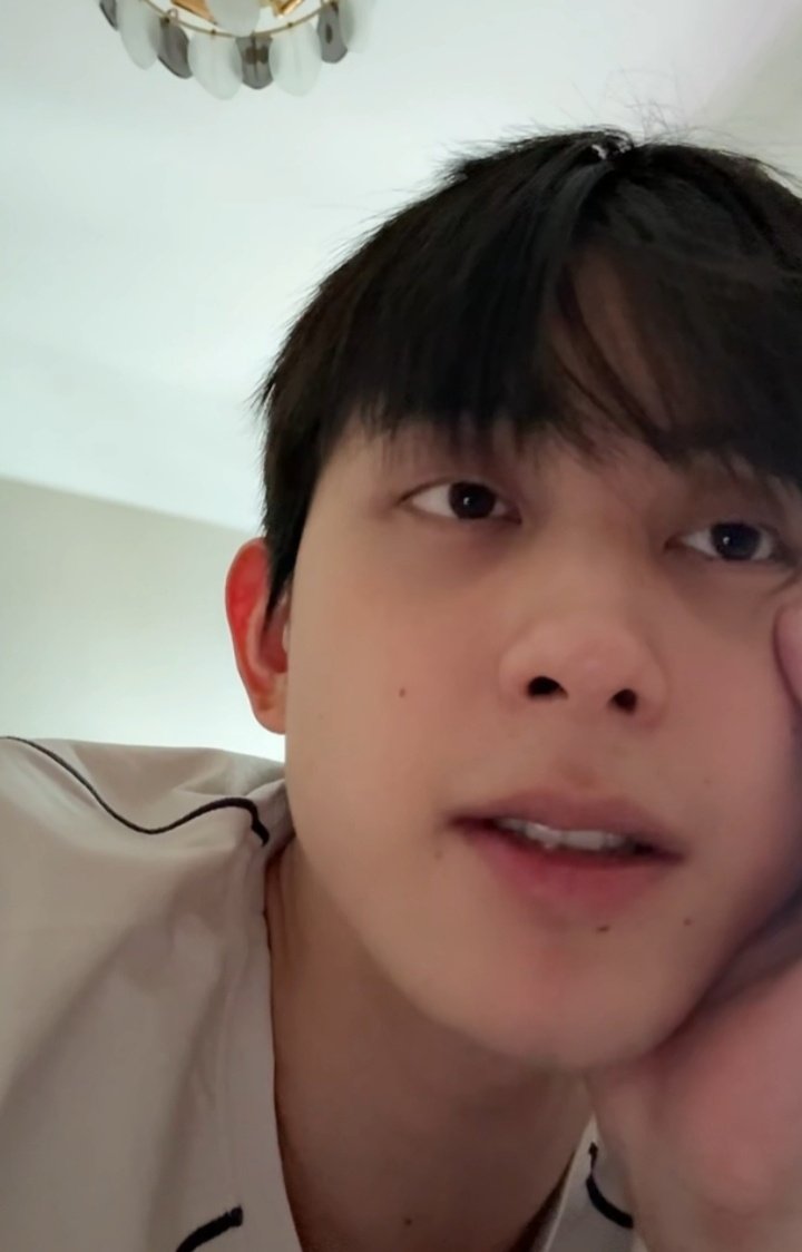 #敖瑞鹏生日烟花派对##敖瑞鹏1006生日快乐# 

纯素颜牛逼！！！

​