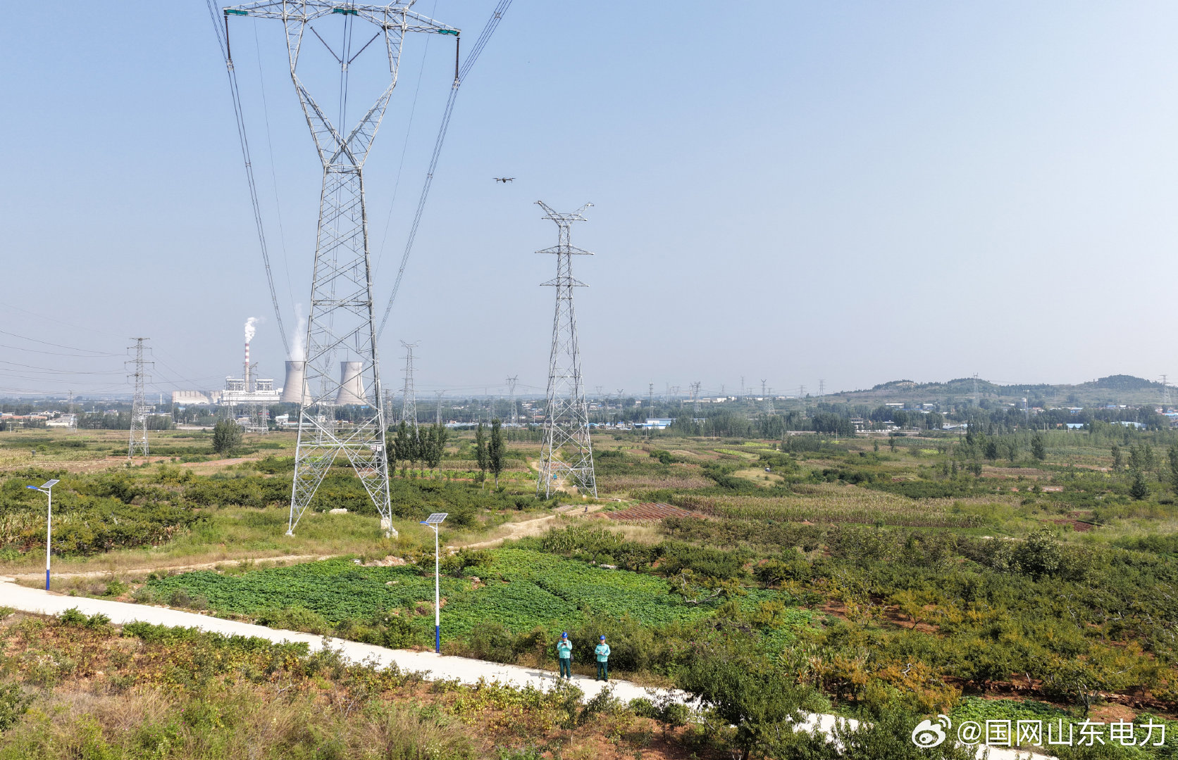【秋收时节线路巡检 筑牢电网安全防线】9月9日，输电运维人员采用“人工徒步+无人机航拍+在线监测”立体化巡检模式，对辖区杆塔基础、拉线、金具、绝缘子逐一排查，重点排查线下秸秆堆积、树木超高、大型农机靠近线路等安全隐患，筑牢秋收时节电网安全防线。 ​