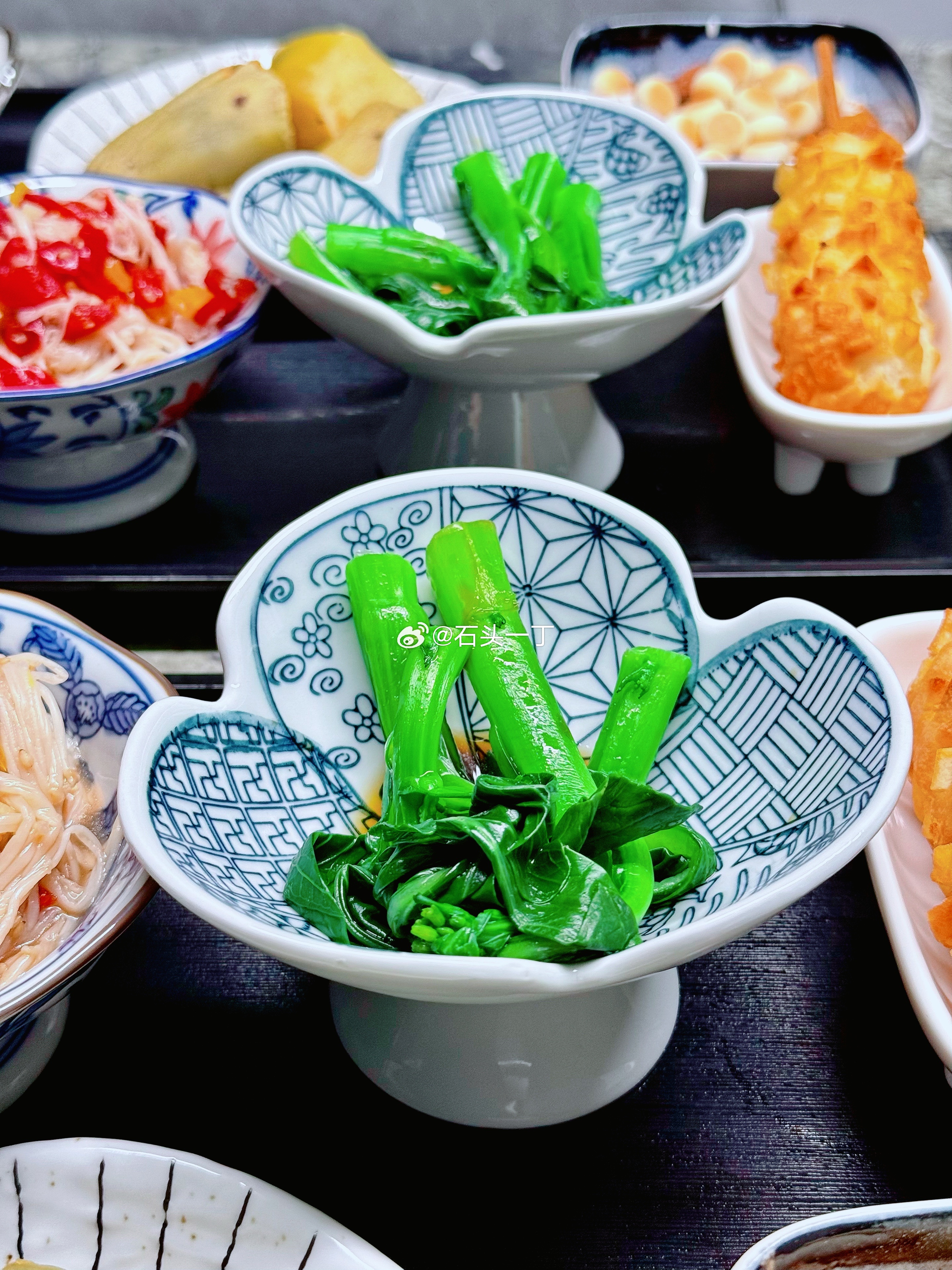 美食 今天的周一稍微好一点，没有那么困了，原因就是昨天晚上主动攻击，早晨就能睡个安稳觉，我可太机智了。早晨吃焙煎芝麻奶白菜、酸辣金针菇、白灼汁菜芯、土豆芝士热狗棒、肉桂粉自制酸奶综合坚果旺仔小馒头、烤板栗地瓜、大鹅蛋。大家早晨好呀！ 延吉