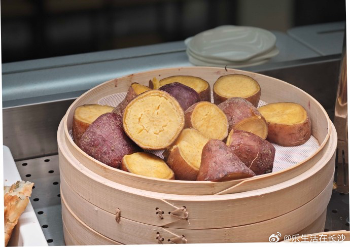【 不少地方时兴生吃红薯，这种吃法并不推荐。红薯中含有一种特殊的氧化酶...