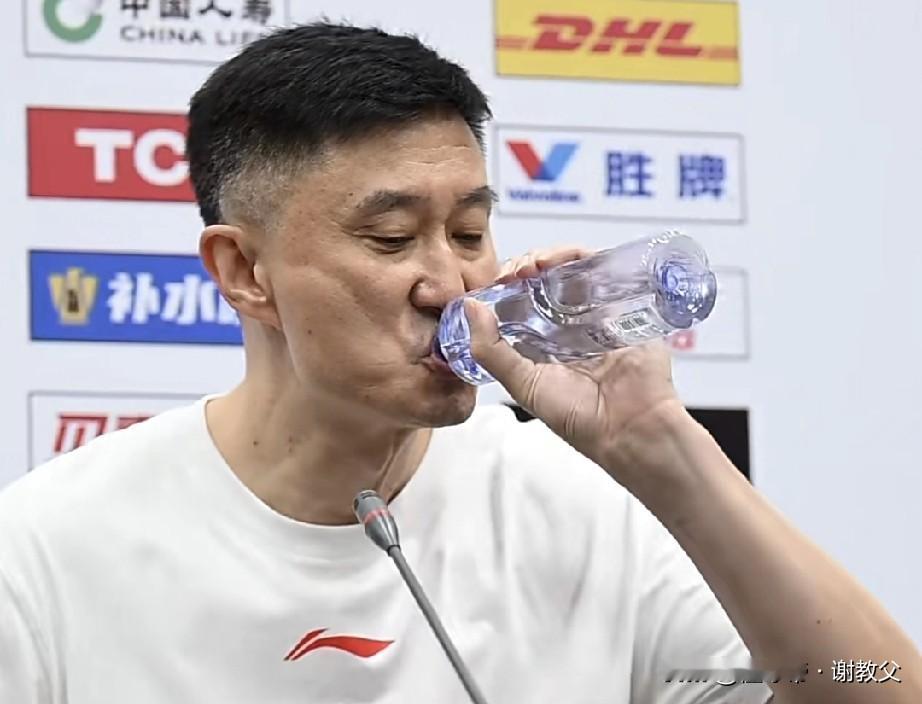 杜锋发布会上，讲话前猛喝一口水，策略上的完败，太郁闷了！龙狮外教米切尔...