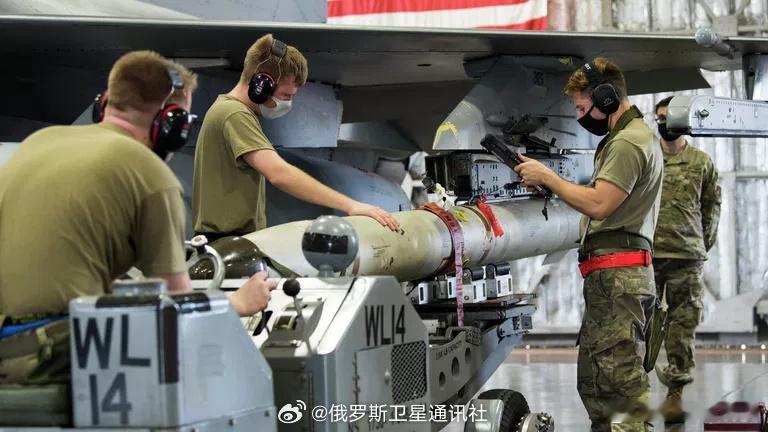 #美国研发超远程空空导弹# 据俄罗斯媒体报道，美军官宣推进AIM-424远程空空拦截导弹研发，射程突破463公里，弹重约680公斤，搭载固体燃料发动机与爆破弹头。该弹主打强化舰队防空，提升海空军战机打击范围与作战效能，意在维系对高端空中目标的压制优势。超长射程的设计，明显针对远程预警机、轰炸机等 ​