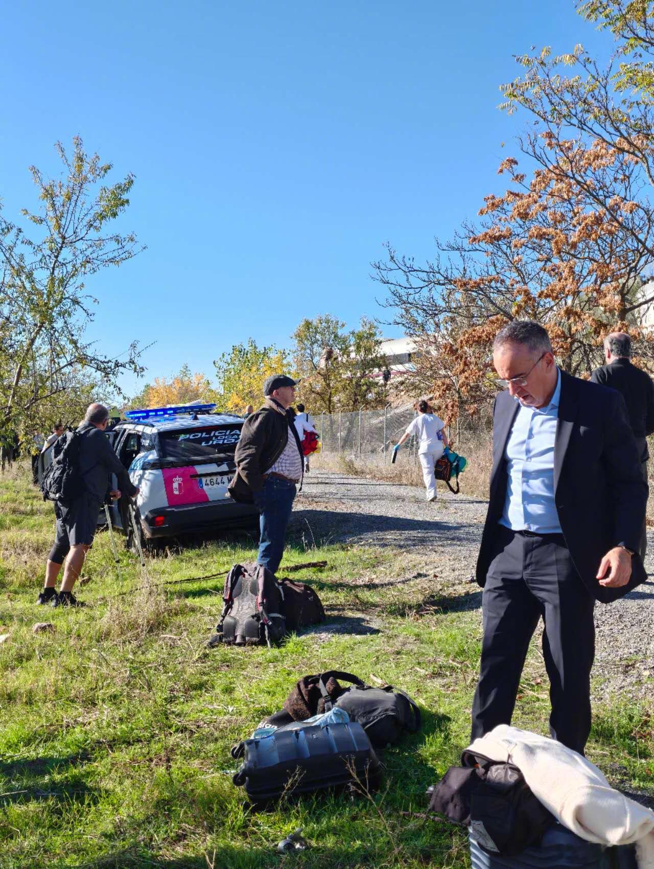 #西班牙列车相撞已致50死# 最新一期播客有点东西，聊到这事的时候我手上正干着活，听到50这个数停了两秒。

今天上午8时54分左右，托莱多省洛斯耶韦内斯和乌尔达之间那段，两列开往塞维利亚的高铁追尾。后面是西班牙国铁AVE 2080次，车上397人；前面是私营Iryo的6076次，147人。两节车厢脱轨翻下路基， ​