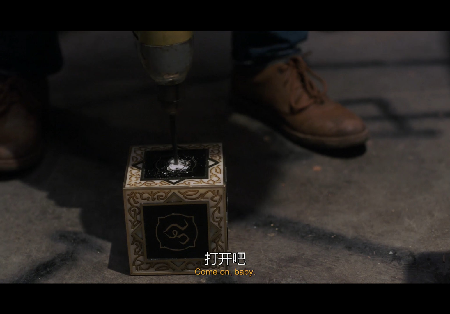 这完全是孙红雷在鸡条里的样子 打不开箱子就破坏箱子 ​