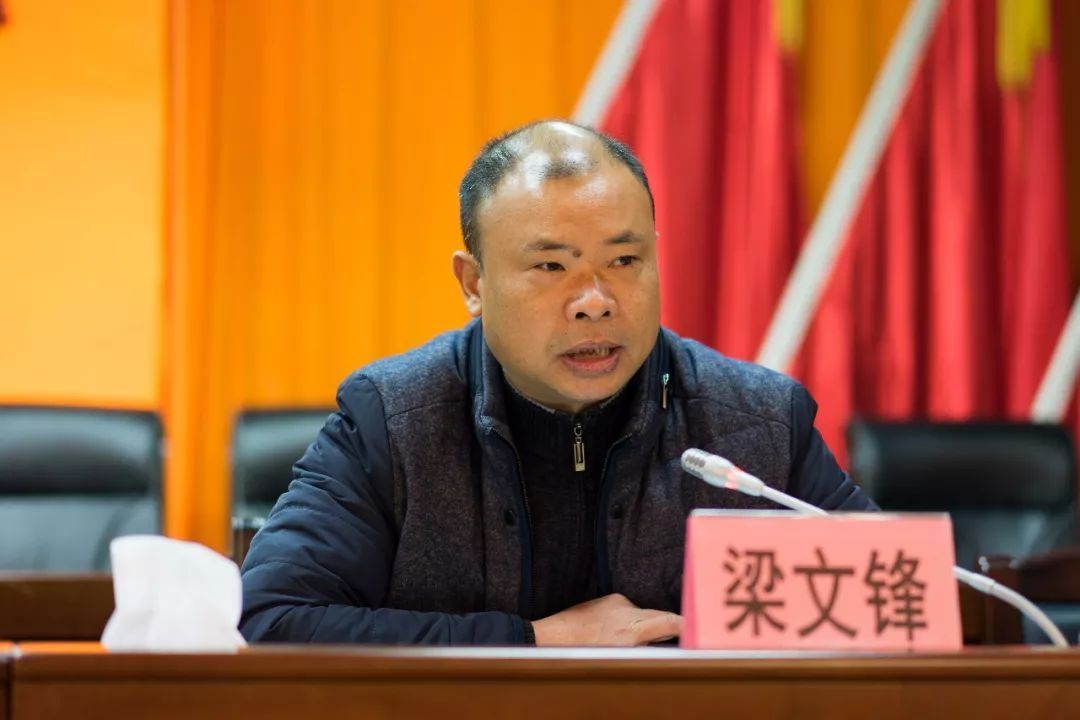 DeepSeek冲刺IPO的消息传出来，梁文锋那边还是老样子。融资超募到1000亿，投前估值稳在5000亿，没借着市场热度往上抬价。股东名单里芯片、电力、算力、应用场景都齐了，这布局明显是在搭一张能打持久战的产业网。

严文韬9月进来当CFO，上市节奏也定了，年底交招股书，明年挂牌。可你看DeepS