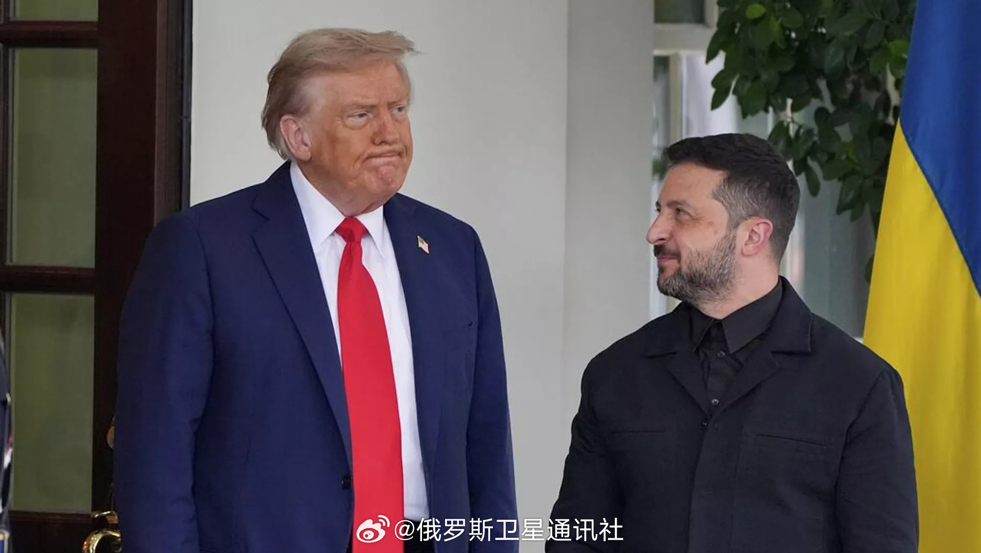【#美乌信任裂痕扩大# ，特朗普羞辱泽连斯基实为政治施压】#泽连斯基失望了# 10月10日，美国总统特朗普表示，乌克兰需要新的领导人。特朗普向记者说：“我认为，乌克兰是时候选举新一任总统了。”他指出，泽连斯基想给全世界“制造麻烦”。中国时政评论家在接受俄罗斯卫星通讯社采访时表示， ​