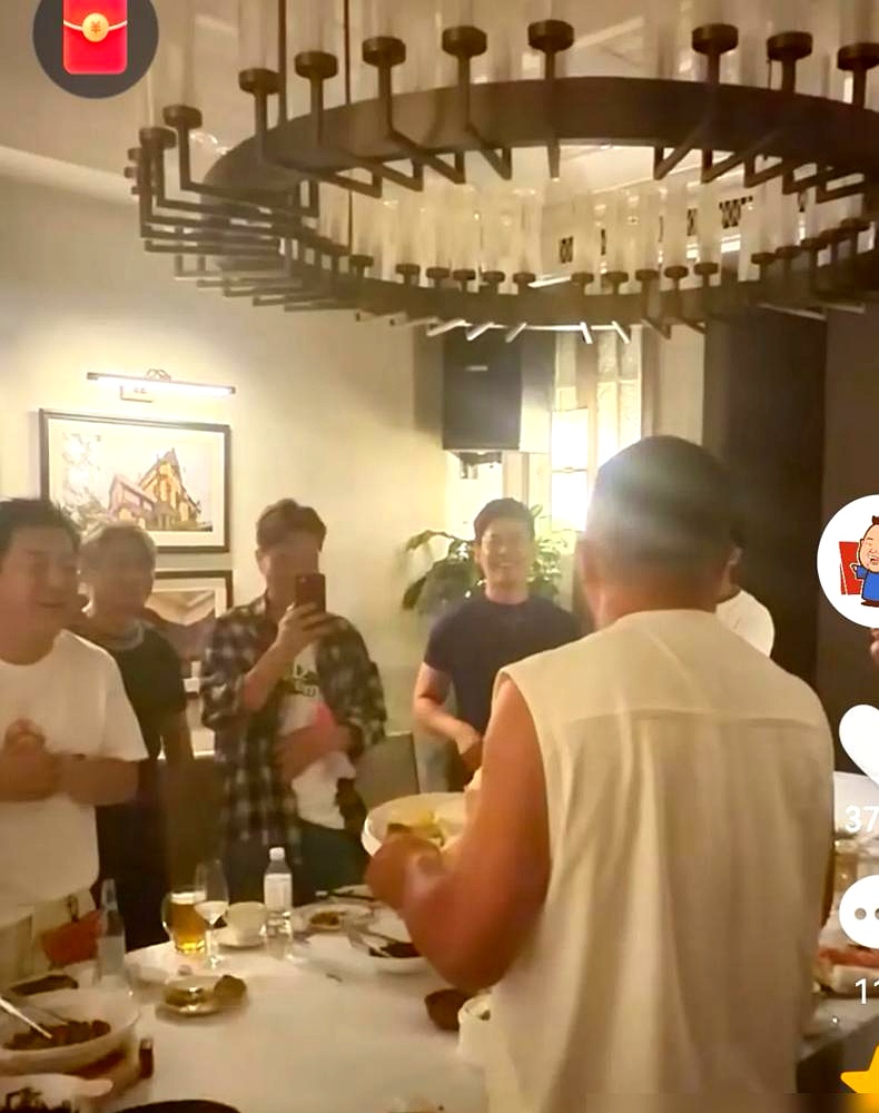 阎鹤祥45岁生日，拉着黄渤和王迅在青岛聚餐，桌上连个蛋糕都没摆，几个中年男人光顾着聊几十年前老电影里的对眼兵。
 

头一天刚跟陈佩斯的儿子陈大愚死磕中法喜剧的门道，隔天就带着闺女钻进青岛的老巷子里，老老实实排队买烤鱿鱼。宋方金在边上撺掇陈大愚举荐陈佩斯，人家扭头就推了黄渤的《戏台》，全是行家之间的