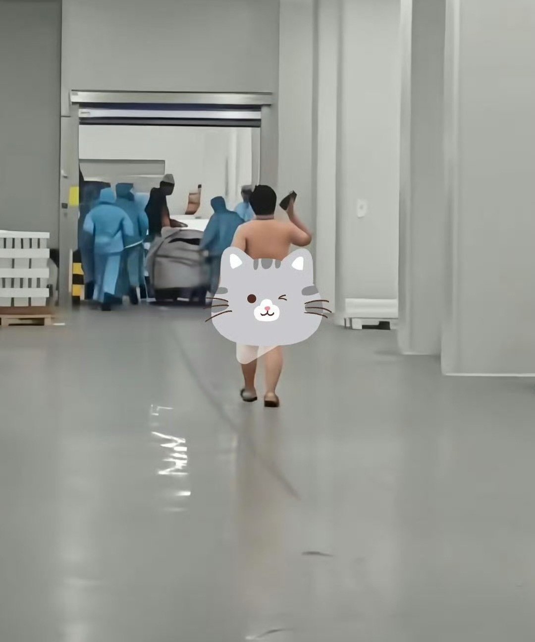 嗯打听了一下，是Rxxx…可是现在大家矛头已经指宁德时代了！更关键的是，没有几个网友去刨根问底看到底是谁家，只是一味地进攻宁德。

但是宁德又做错了什么？没有，他们甚至是什么都没做，就已经被喷惨了…唉#宁德时代已报警# ​