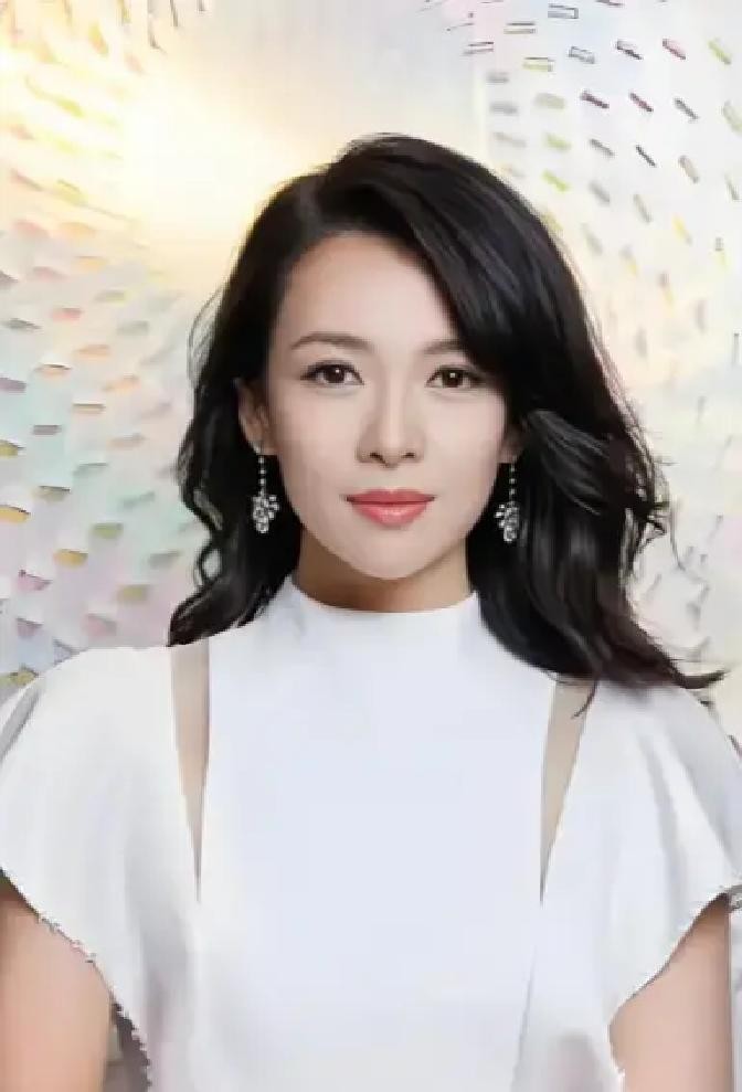 2023年章子怡和汪峰痛快地发完离婚声明后，看热闹的人都在掐指头算，这位身家过亿的影后啥时候会扯第二张证，结果这都快两年了，人家连个再婚的影儿都没有，反倒是一声不吭扎进大导的剧组熬心血，私下里连品牌大股东都当上了，活脱脱把婚姻从人生的必答题做成了附加题，这背后的账本其实翻得比谁都明白

回过头细看她