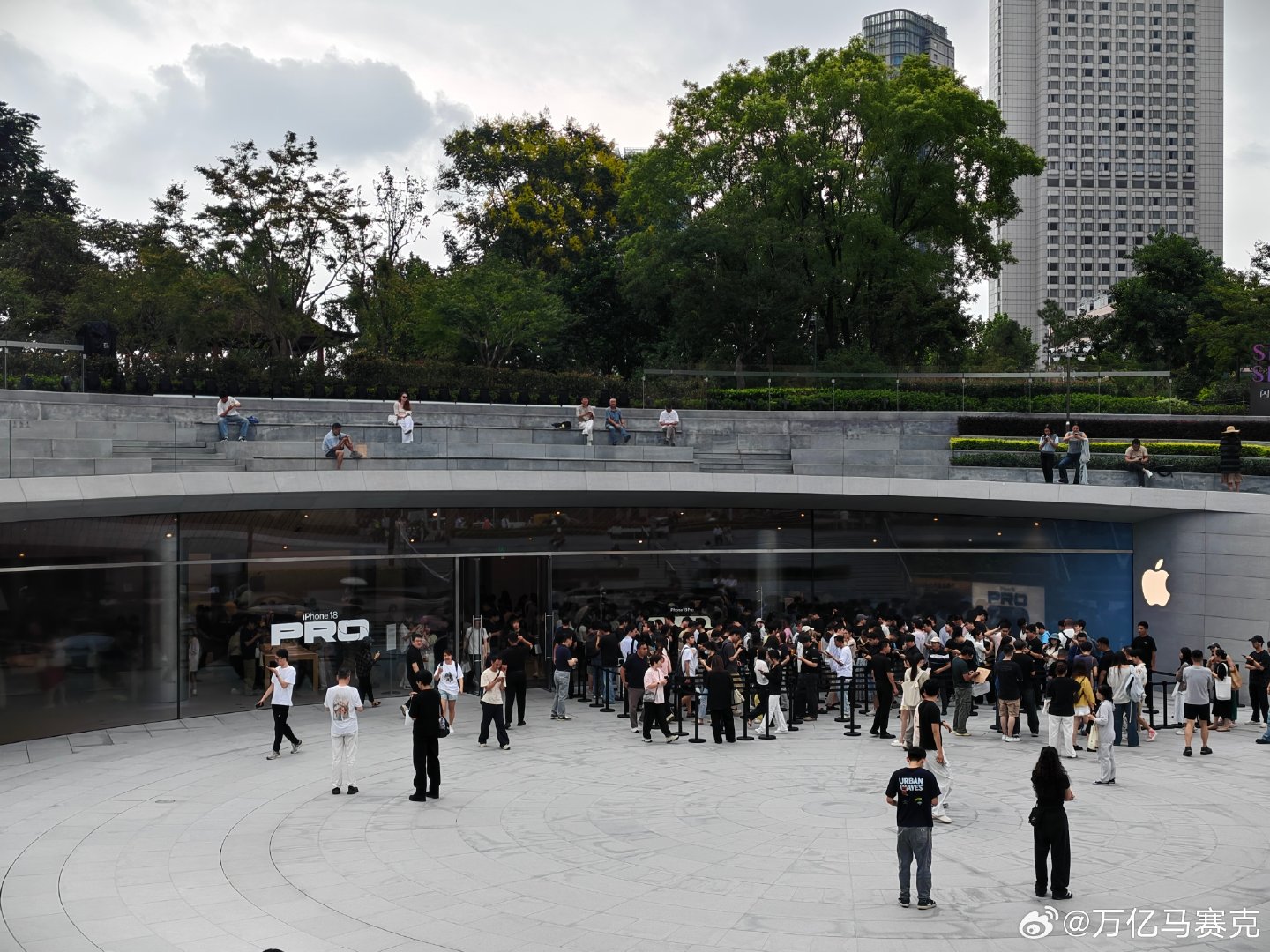 iphone 18线下首售
静安公园店排队情况 ​
