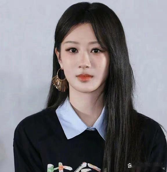 杨天真说得对有些人不红是有原因
主持人采访杨紫的时候，叫杨紫老师，杨紫说叫我名字就可以，我又没教你语文，也没教你地理，怎么就成老师了。
此话一出，直接掀开了内娱的遮羞布，好多明星，明明没几部作品，就理所当然被叫老师了，像杨紫这个咖位的演员，都承受不起老师这个称谓。
所以有些人不红是 ​