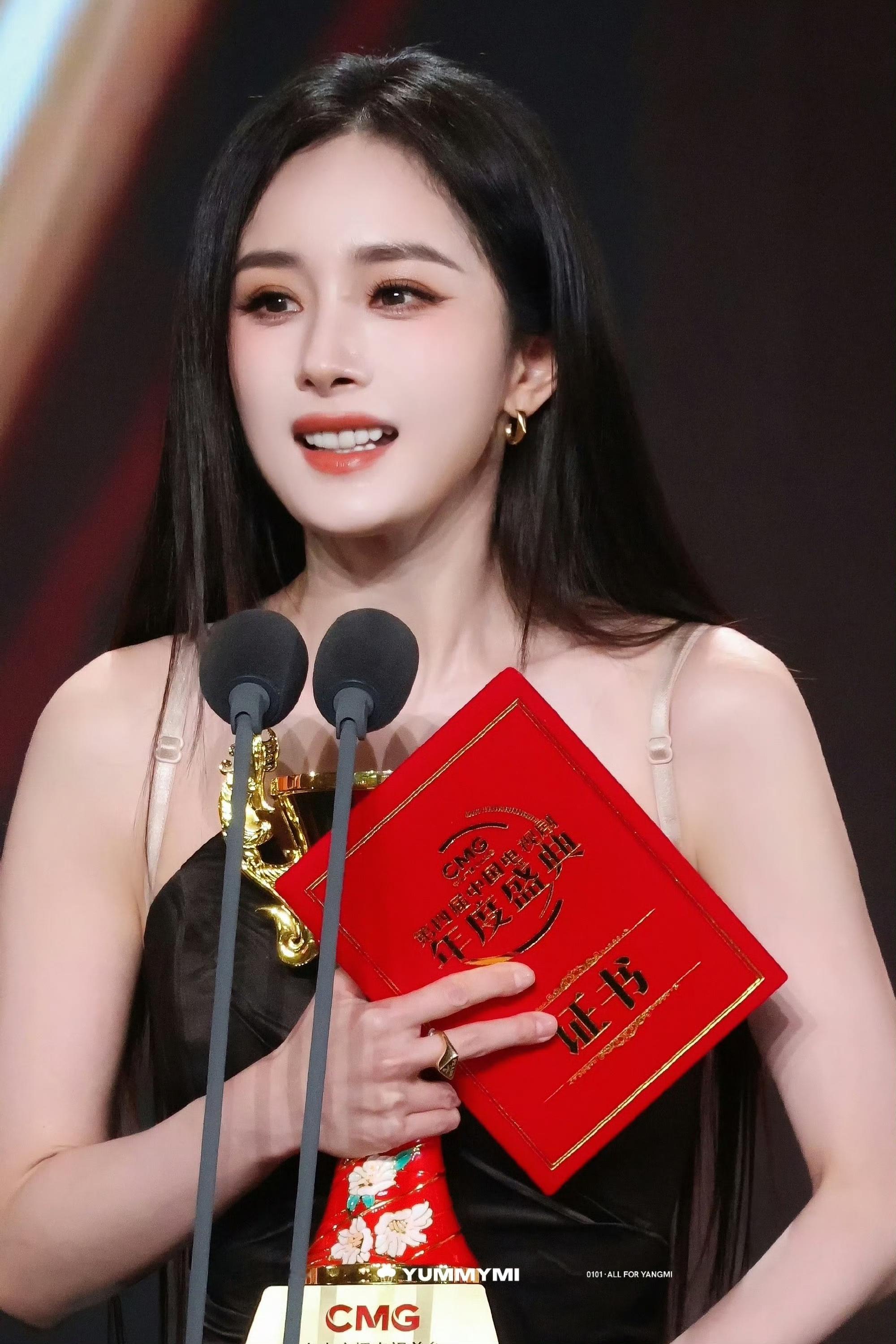 绝美黑长直！！！杨幂总台视后美晕了！！！