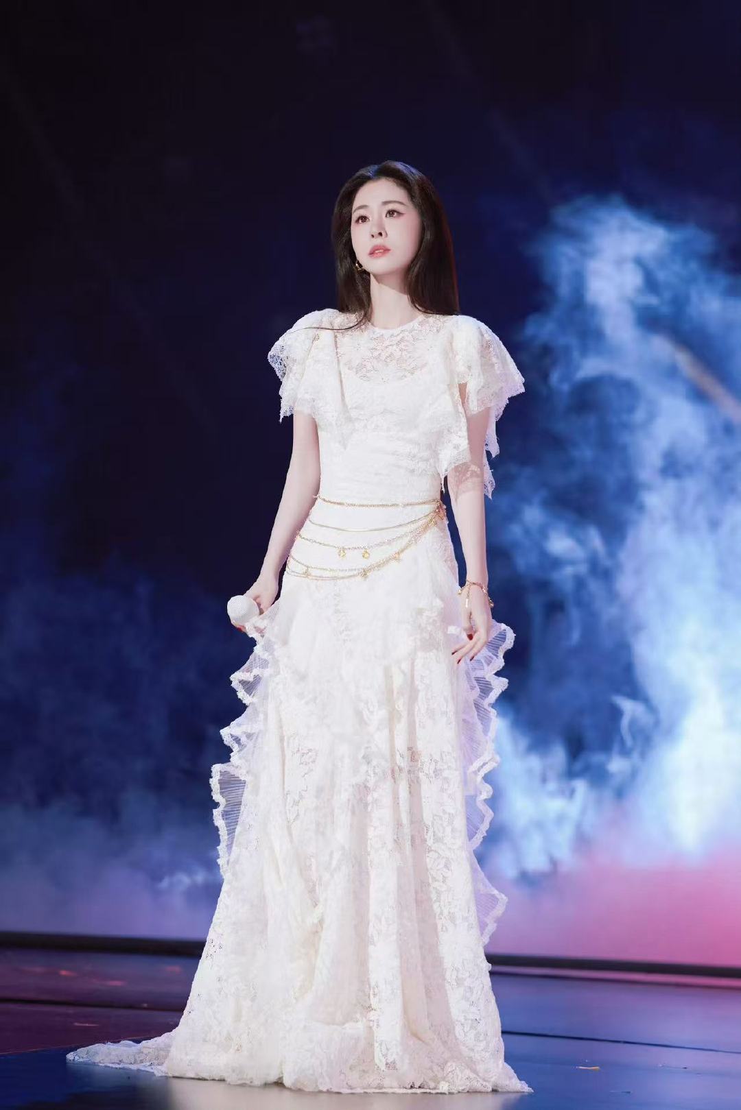 #侯明昊张碧晨清唱雀骨OST炙光# 张碧晨一开口就是大片质感！清唱版《炙光》把她的声线优势全放大了，绵长又有张力，“炙热天光”四个字唱得百转千回。侯明昊清亮少年音跟她和，这组合太杀我了！ ​
