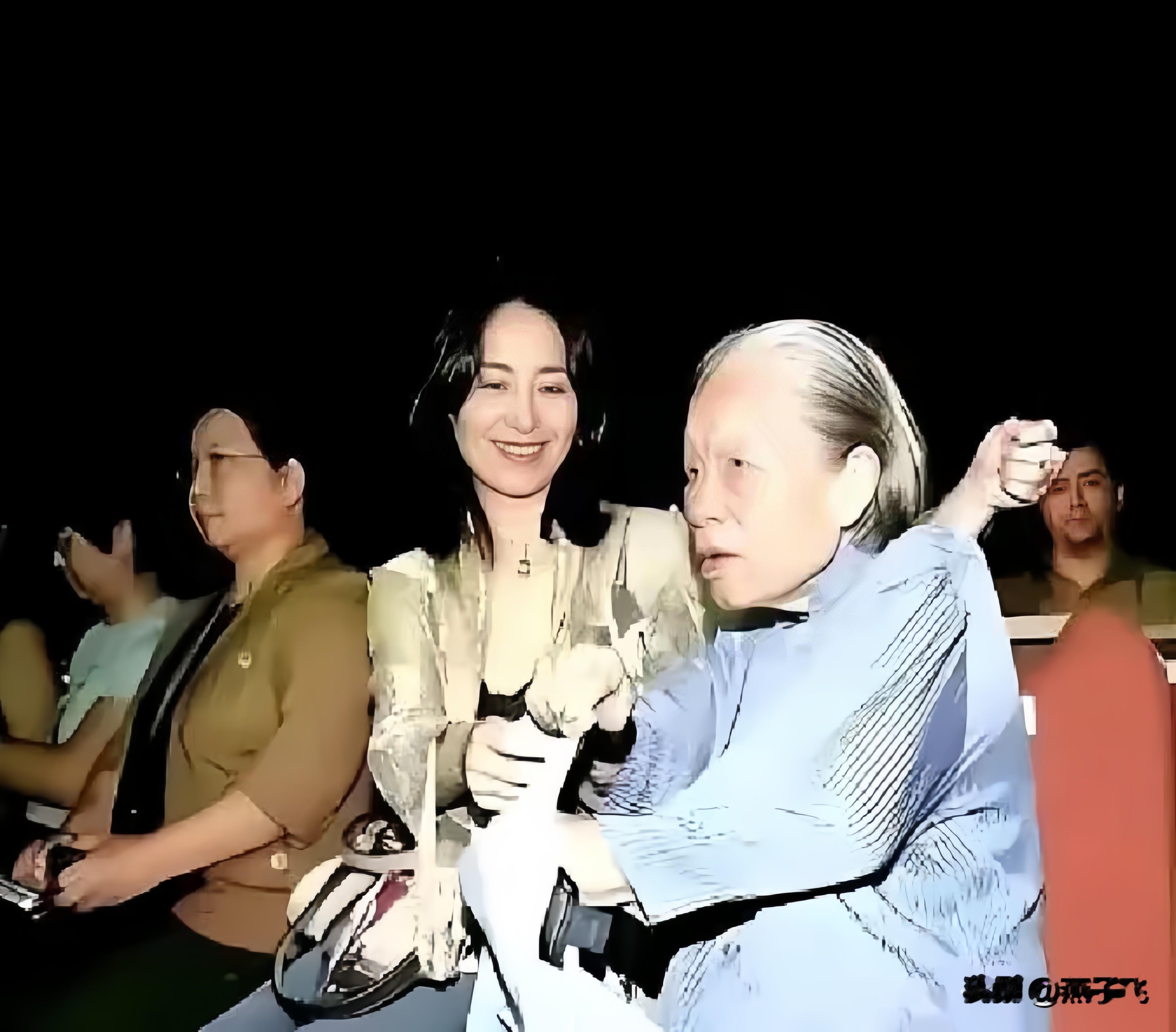 何超琼的保姆晶姐辞职了，递交了48年的辞职信何超琼没有啰嗦，直接将一套1.2亿的半山别墅钥匙放在晶姐面前，说：“这是你的新家。”又补充道：“每个月的工资你照拿，直到我不在了，你都不用再工作了。”晶姐看着何超琼，一脸不情愿：“我老了，不能做重活了。”何超琼连忙说道：“你可以轻松享受，别墅很大，有空你可
