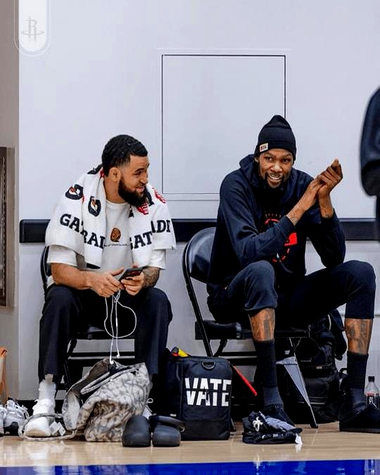 杜兰特在季后赛首战前突然受伤，火箭和湖人的首轮对决悬念拉满。    官...