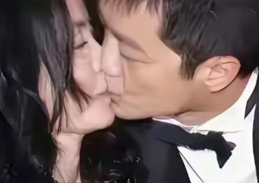 2007年慈善晚宴，36岁的李亚鹏抑制不住情绪一把搂过38岁的王菲，
当众亲了上去
那个年代的明星夫妻，秀恩爱还带着点笨拙的真。
没有精心设计的机位，没有事后发通稿的算计，就是高兴了搂过来亲一口。
放在今天，这种画面大概率会被解读成“表演型人格”发作，可回到2007年，围观群众还真吃这一套。
现在回