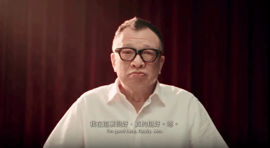 许绍雄离世一周年，他的社交账号突然发了一段4分钟AI短片《B组 Ready的前四分钟》，重现他生前的笑容和声音，幽默向大家报平安。

片中的他精神奕奕坐在导演椅上，一开口就说：“上面这班人呢，说要我拍段影片回去，同大家报个平安，多谢大家这么多年来看我做戏，真的想不到，我好够运！”又说自己现在好像放了