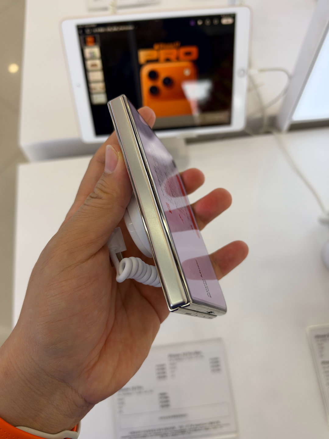 来店里看了iPhone Duo，现货+2k可以拿走。

感受：质感一如既往，重量刚上手感觉没那么重，这个重量得长期用才能感知。

边框亮面，中轴磨砂有点出戏…内屏纳米层看着不舒服，有点降低细腻度，但是触感更好。屏幕观感和亮度也都不错。

开合打开的那一下是弹开的，有点奇妙～ ​