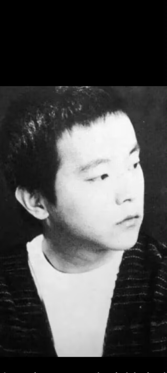 窦唯现在不使用微信短视频等软件，而是由短信电话联络亲友，他隔绝网络，尤其是几乎不浏览网络关于他的讨论，他多数时间在家做饭，外出就餐则偏爱社区本地的小面馆，常点炸酱面等，偶尔也独自坐在街角咖啡馆喝点咖啡，极少出入高端餐饮场所，他的作息相对松弛，不严格卡点，傍晚前往海边散步，静坐聆听海浪风声，现场收集海