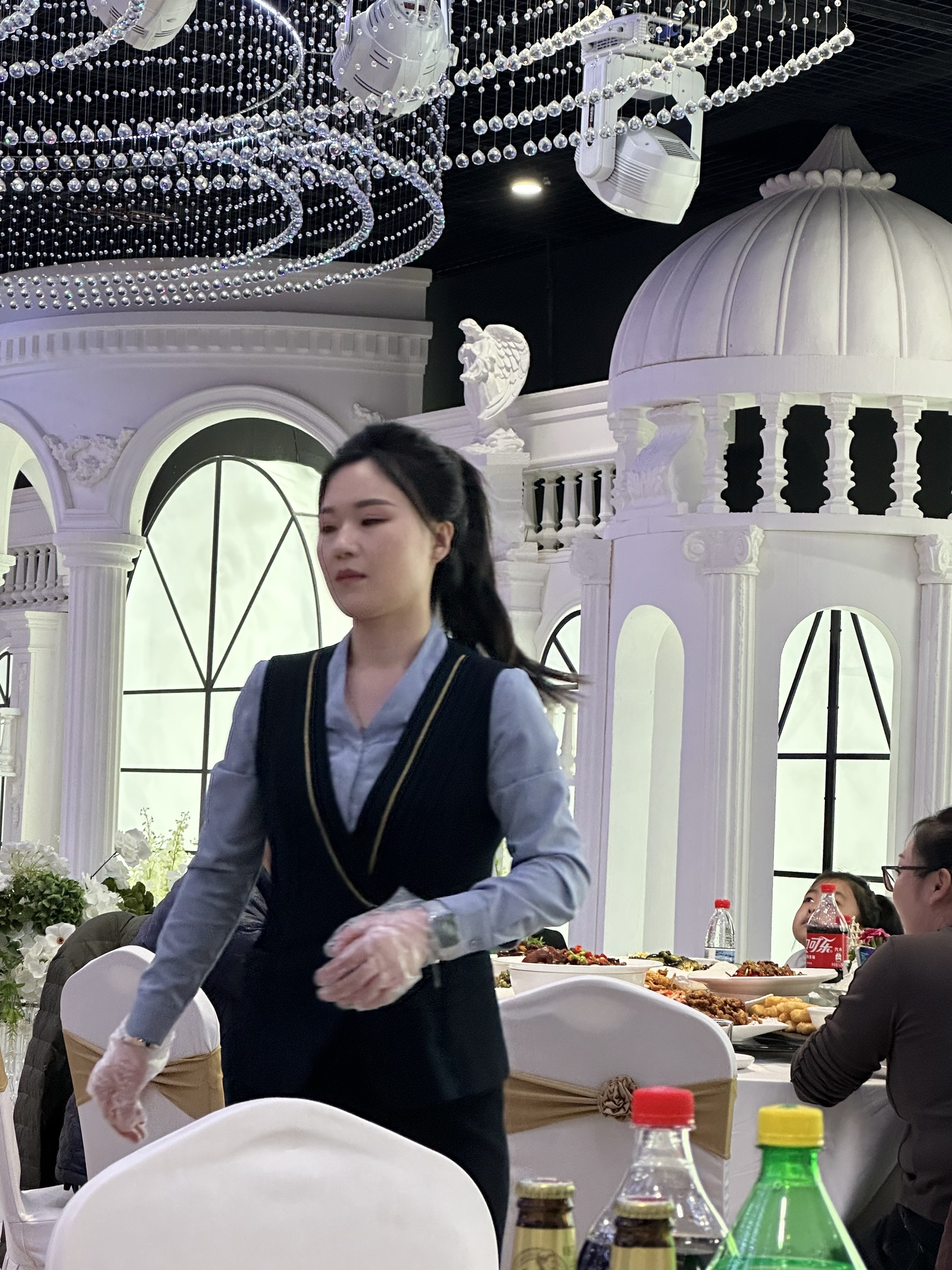 鸭绿江对面美女服务员