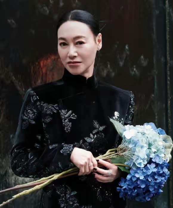 说起惠英红，不少人打心底佩服她。早年吃过很多苦，从底层一步步拼出来，拿过好几座金像奖影后。
到现在她对演戏依旧一腔热情，角色不分大小，接到戏就踏踏实实去演。
在她看来，年龄从来捆不住演员，心里还有热爱，就能一直演下去。
起起落落一辈子，内心依旧坚韧。这份岁月磨出来的底气，实在难得。你们看过惠英红的哪