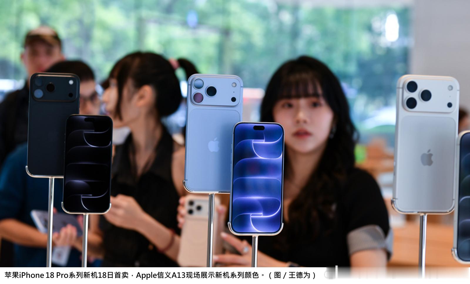#果粉哭了！iPhone 18 Pro上市4天爆灾情 死机重开原因傻眼#
苹果新机iPhone 18 Pro系列18日正式开卖，不料上市才没多久，部分用户便陆续回报手机突然当机、黑画面，甚至无预警自行重新启动，引发外界关注，外媒报导，出现异常原因与Face ID辨识失败有关。
根据韩媒《财经新闻》报导，部分受灾用户表示 ​