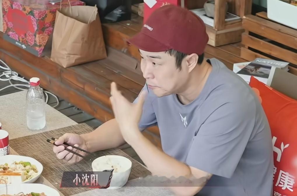 张睿不理解小沈阳吃素为什么沈春阳要戒掉吃肉，张睿：“你平常在家也吃这么素吗？”小沈阳：“基本上。”张睿：“那嫂子咋整？”小沈阳：“你不吃那肉，她戒了。”张睿：“戒了？”
沈春阳也是为了能跟小沈阳吃到一起，把小沈阳不吃的肉都给戒了，沈春阳也是太爱了。
小沈阳难怪对沈春阳这么好，不是因为小沈阳装出来的，