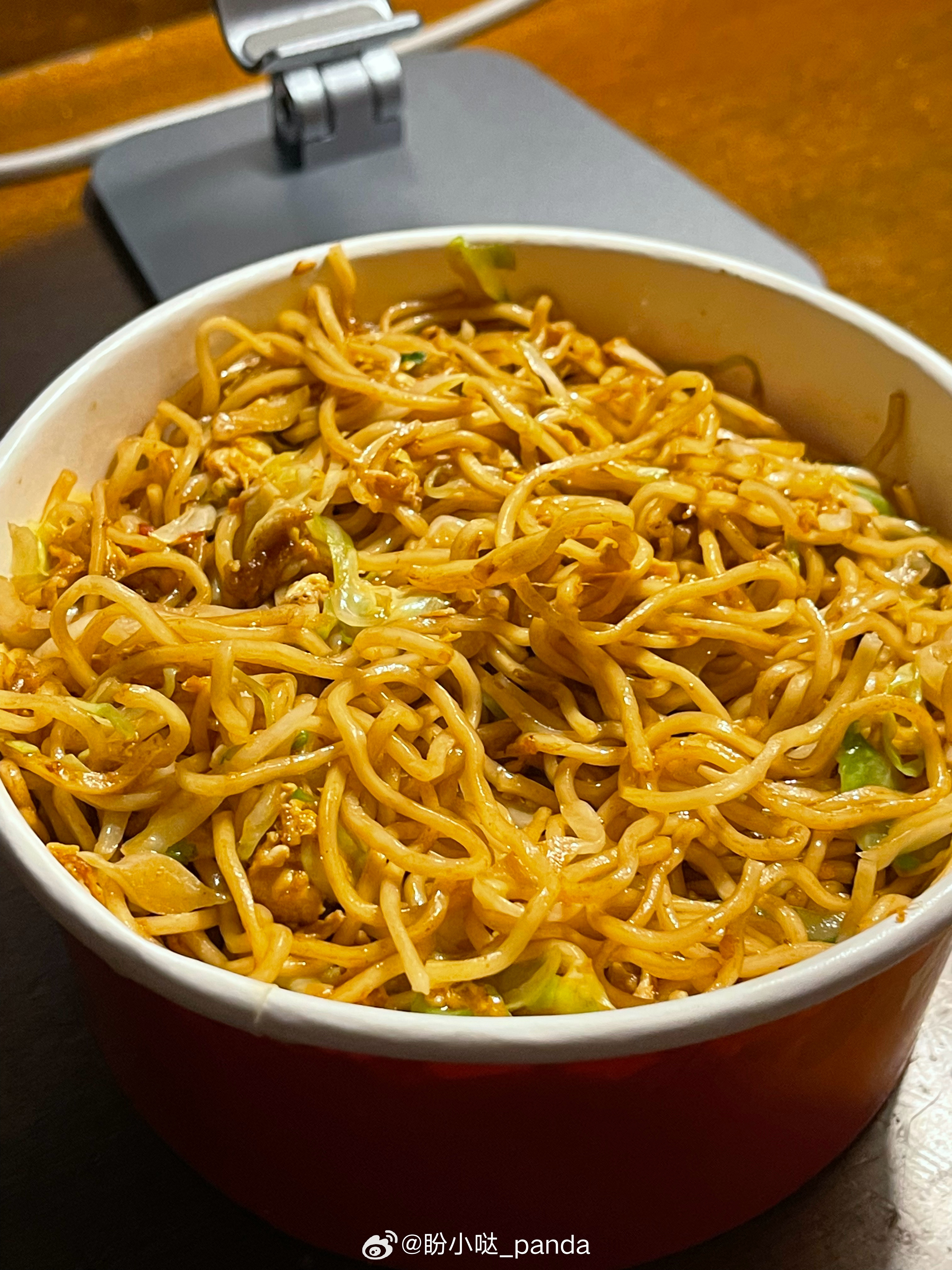 今天晚饭不合弟弟口味，没吃几口，让爸爸给他带了份炒面回来，看到的那一刻...