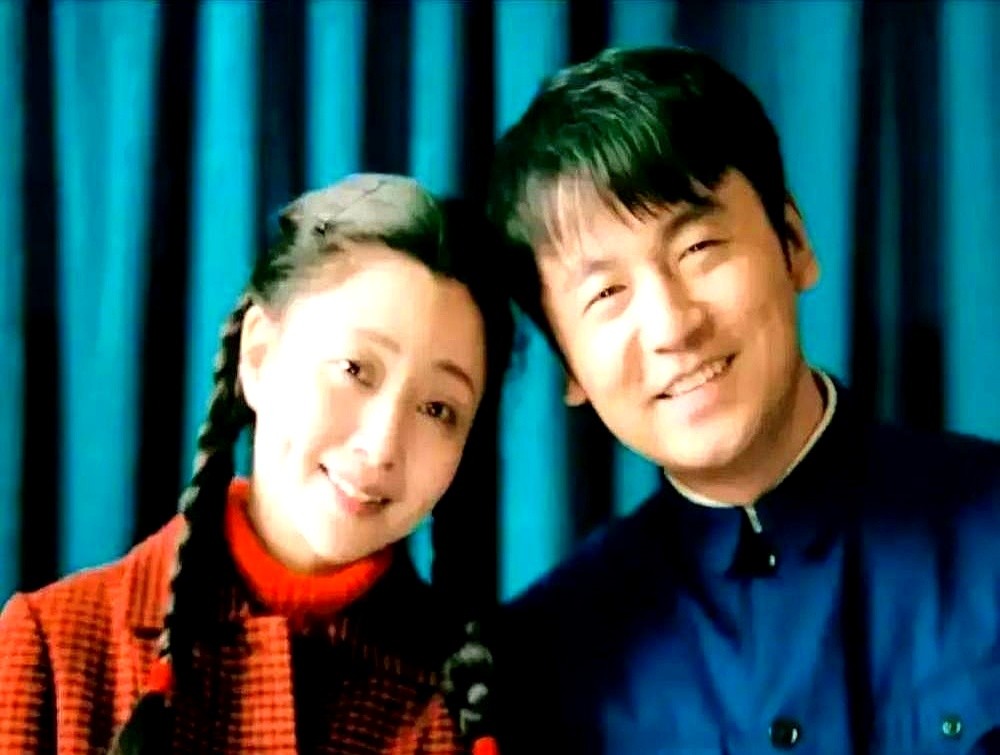 拍完《人世间》出狱回家那场戏，殷桃直接胃抽筋，手里全是冷汗，真喘不上气了。

雷佳音一开口，压迫感直接砸过来。殷桃心脏发紧，人当场发懵，眼泪砸下来，嘴角止不住抽搐。两人在片场就像共享了神经，一人哆嗦，另一人跟着抖，死死陷进周秉昆里。

郑娟那股又苦又韧的劲儿，就是这么硬生生被逼出来的。

顶级演员过
