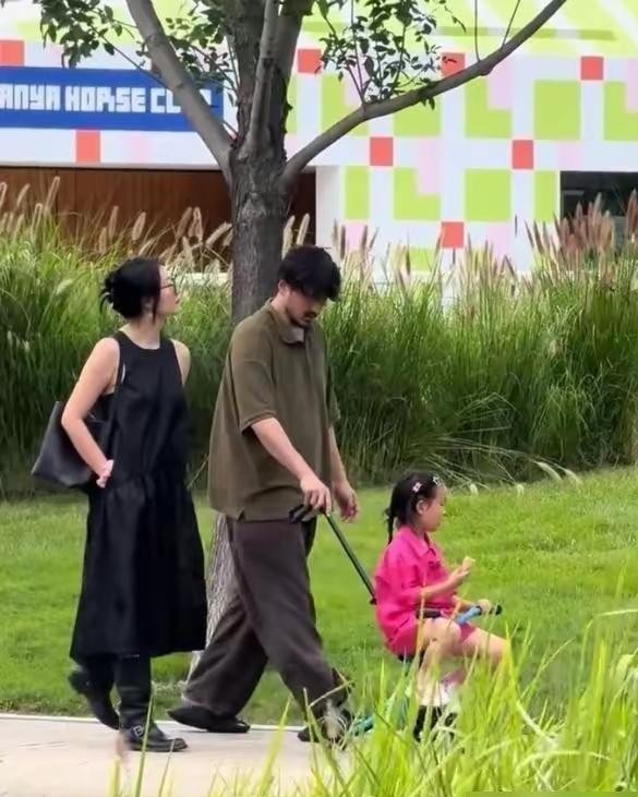 牵着闺女在街头晃荡的王传君，脚踩趿拉板配条肥大短裤，那满脸胡茬看着真像刚从山里放出来的。
身边的齐溪衣着清清爽爽，孩子也打扮得像个小洋娃娃。
三个人并排往前走，不知道的还以为是哪家讲究的娘俩心善，半路上领了个流浪老哥出来遛弯散心。
谁敢信这位就是刚在东京国际电影节捧回影帝奖杯的人物？
去年他