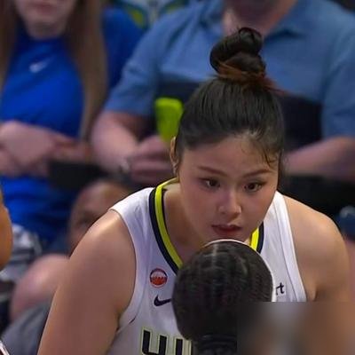 替补打了29场，场均3.3分，季后赛最后两场直接摁在板凳上。李月汝这趟WNBA，算是把冷板凳坐穿了。
10月3号飞翼出局，她首战还能拿7分3板，后面就没她事了。不是不拼，是人家压根不给你时间。
10月10号消息，人已经定了，回国加盟山西女篮。职业生涯头一回给家乡球队打球，还要同时打三人篮球和WC