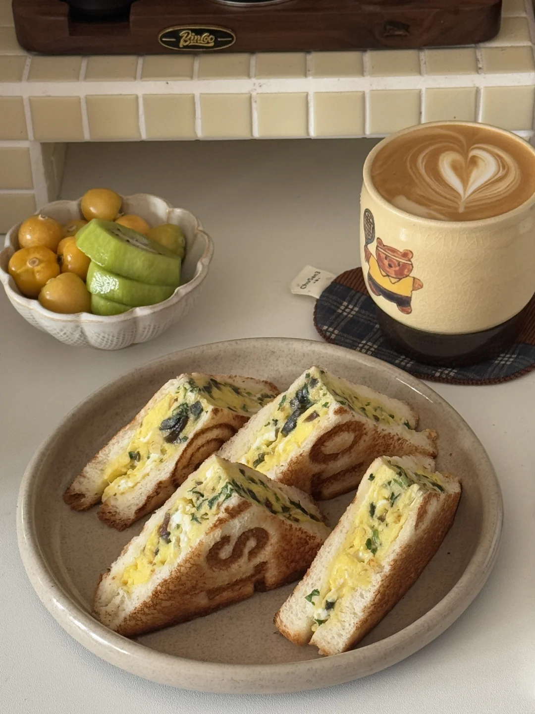 早午餐｜皮蛋香菜滑蛋三明治🥪