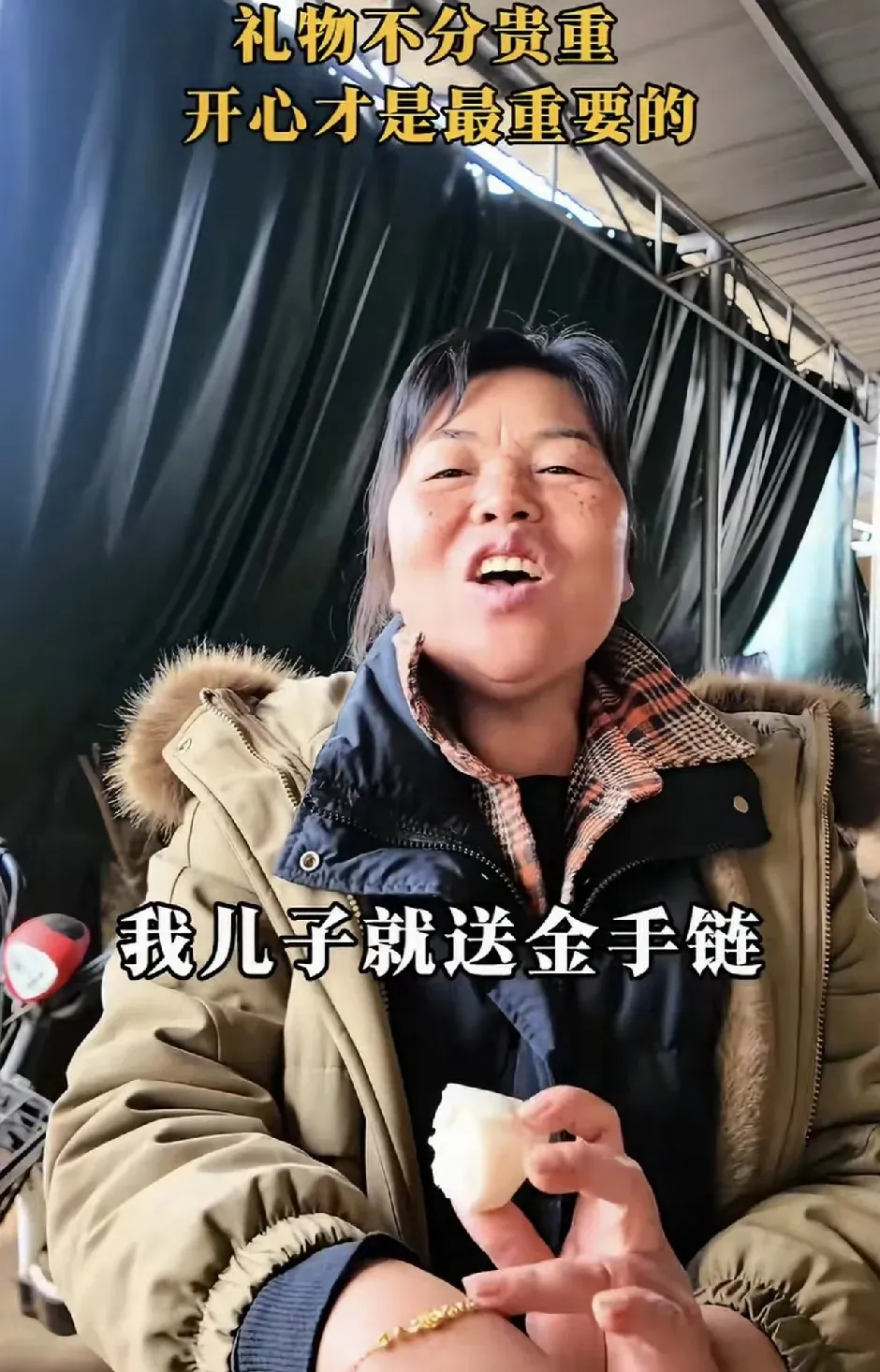 在给妈妈送金首饰这件事情上，全进华感觉跟全红婵攀比，是妹妹先送妈妈金手镯，儿子全进华后送金项链的，有一种不可以被妹妹比下去的感觉。全进华总说自己爱妹妹，自己愿意照顾家里人，好像对全红婵成为奥运冠军没有其他不好的想法一般。
然而去看全文茂妻子，之前收到黄金首饰，对外的描述，真的让人觉得全进华也是一个力