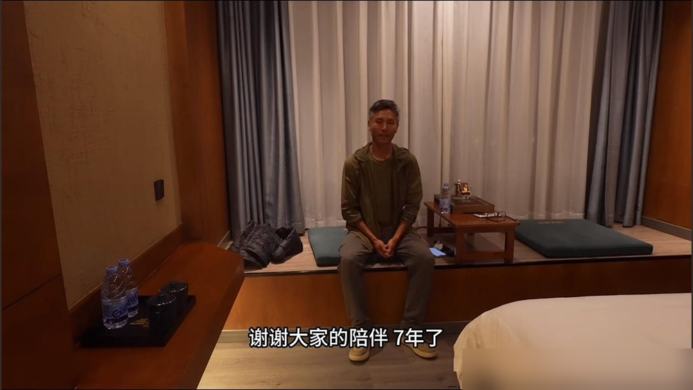 易烊千玺拿奖，又有人喊不配。
段奕宏看完预告片，只撂下一句话，这种角色没拿住就是一个大坑，拿住了很不容易。
这话是俩人拍戏间隙说的，老段身边有自闭症家属，知道演这种角色多难。演轻了没存在感，演重了变猎奇。
结果易烊千玺真拿住了。肌肉痉挛、语言障碍，全靠生理性还原，没一点外放宣泄。9个月，金鸡百