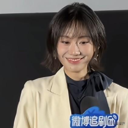 闫妮女儿邹元清，完美复刻她的美貌！

闫妮28岁的女儿邹元清近日出席活动，样貌被指和妈妈闫妮像一个模子刻出来的，眉眼、面部轮廓都高度相似。一笑起来那种灵动的感觉，恍惚间仿佛看见了年轻时候的闫妮。

笑起来也很有亲和力，但也有网友表示还是闫妮更有韵味一些，气质更温婉。

头条的你，觉得闫妮女儿好看吗？