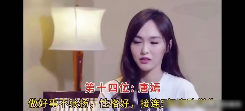 72岁的成龙，在阿塞拜疆片场又伤了。收工后疼得不行，他跟记者说见到观众伤就好了。这话搁小鲜肉嘴里是台词，搁他身上，是病历。1986年《龙兄虎弟》，脑袋着地，头骨碎了，开颅。1985年《警察故事》，脊椎断了，双手被灯烫烂。鼻梁骨，折过四次。胸骨、尾椎、颧骨、脚踝，全列出来比体检报告还长。有人扒他到底用