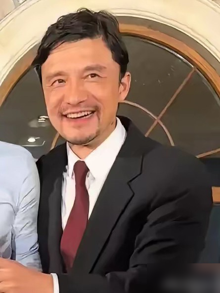 拿全国冠军的吴承瑛，当年月薪仅一千块。
那是1995年，上海申花首夺甲A冠军，队内级别森严。主帅徐根宝领3000块，队长范志毅拿2500。风头正劲的申花四小龙里，申思、朱琪拿1800，打上首发的谢晖、吴承瑛拿1000底薪。
起步都是一千块，后来命运却大洗牌。吴承瑛靠拼命三郎的狠劲，卖出1300万