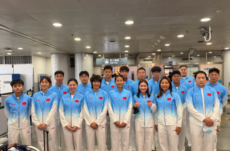 33岁，谢震业又站上了起跑线。
 
名古屋亚运会田径项目9月23日开赛，中国短跑运动员谢震业在社媒宣布第三次出征亚运。
 
上届杭州亚运会他跑出9秒97拿下百米金牌，还和队友一起斩获4×100米接力冠军。可这一次，他面对的不只是对手，还有时间。
 
这条社媒动态的分量远比七个字本身更重，谢震业今年的