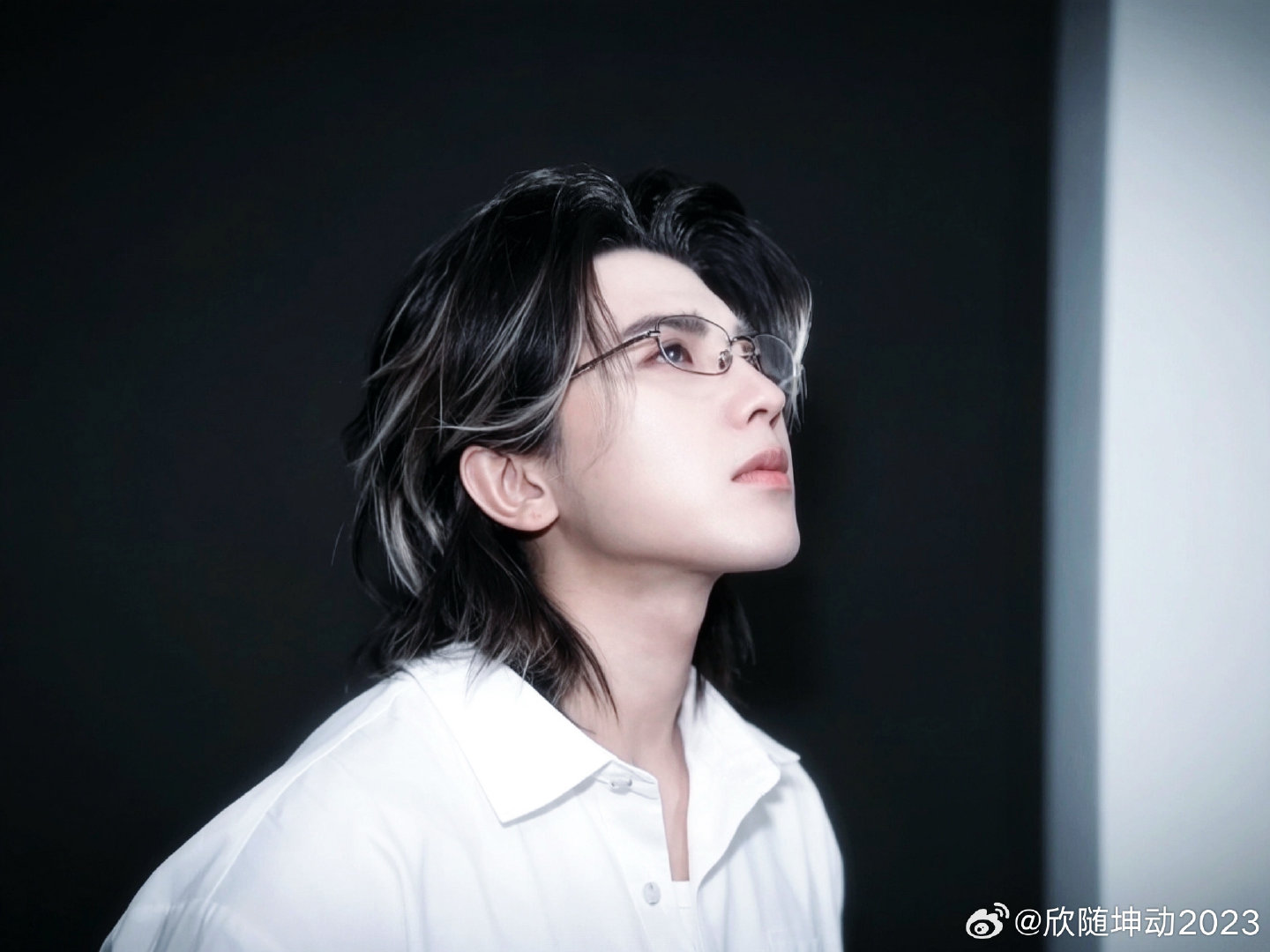 #蔡徐坤[超话]##蔡徐坤TheDeadman演唱会#cxk#蔡徐坤新加坡演唱会官宣#

  这个世界乱糟糟的，而你干干净净，可以悬在我的心上，作太阳和月亮。​