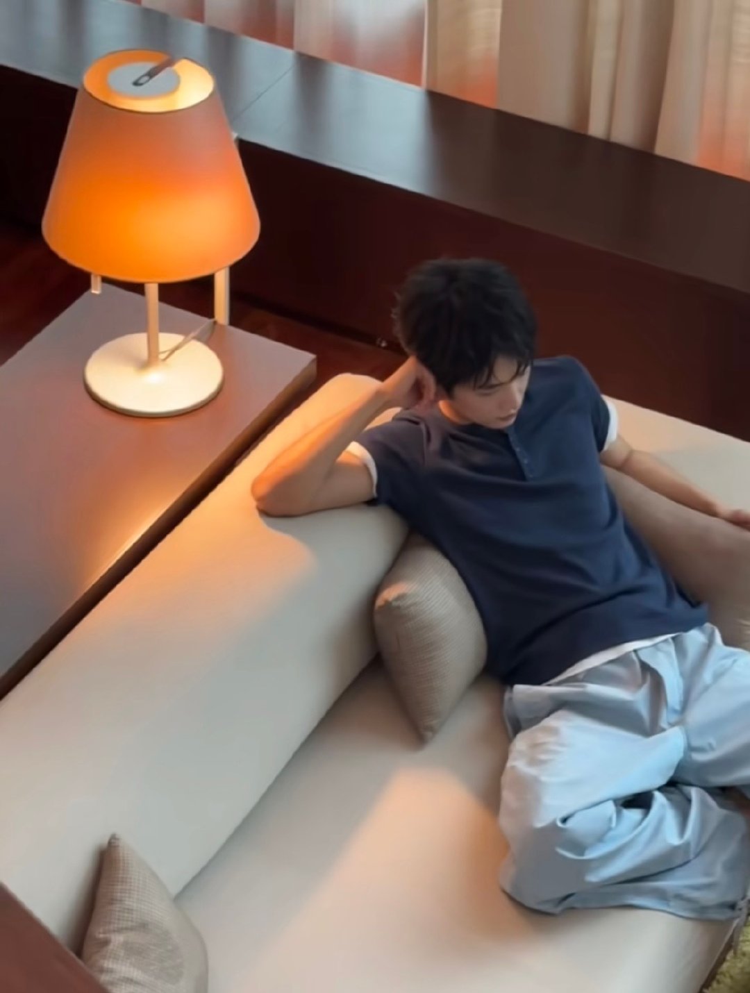#王彦桐在威尼斯切换主持人格##王彦桐衣锦还乡的木生既视感#
王彦桐在威尼斯切换主持人格，穿上那套回家的西装亮相电影节，氛围感直接拉满，仿佛木生回来了，还参与了一小段主持工作，衣锦还乡既视感啊[开学季] ​