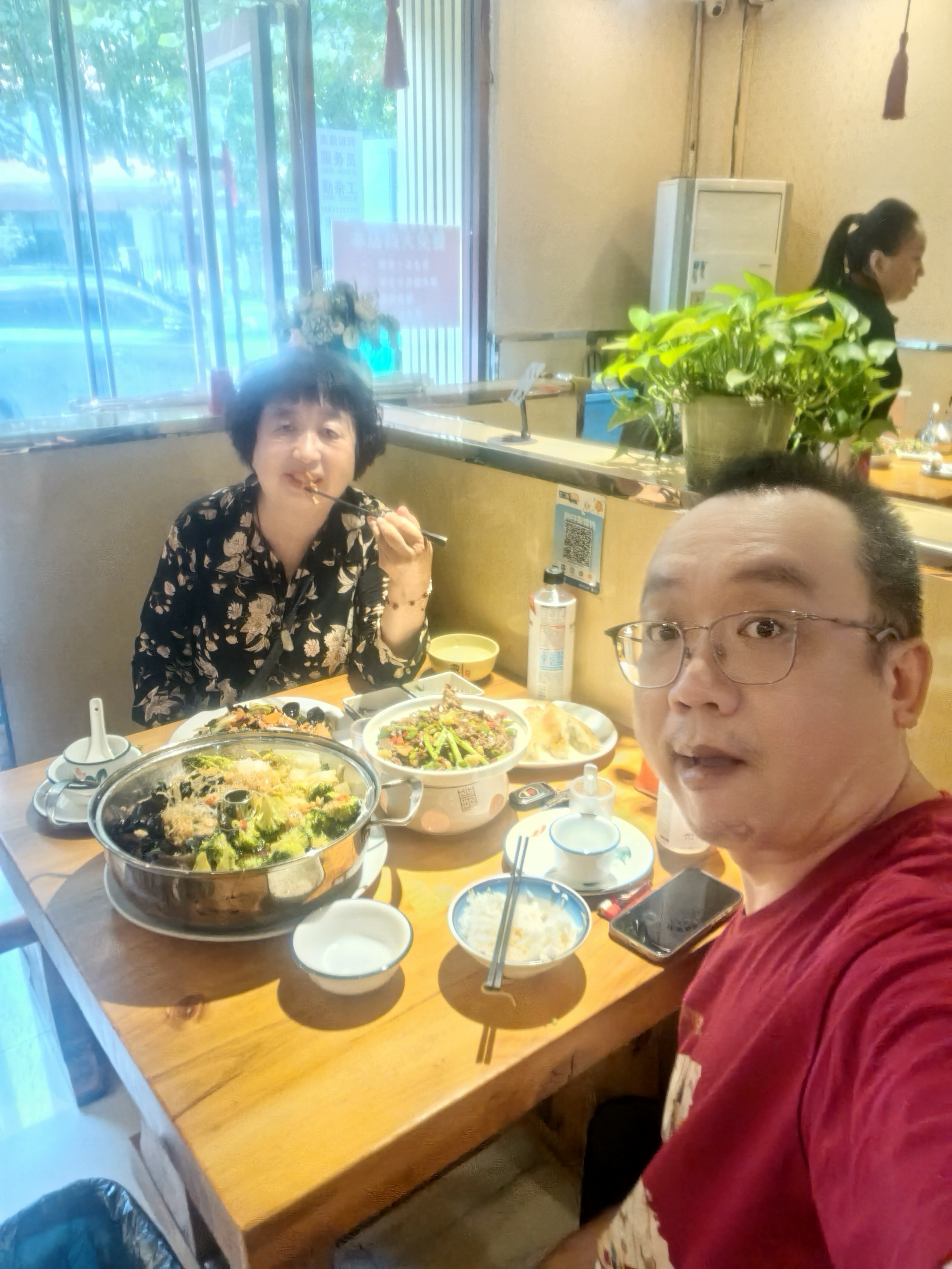 我家这臭小子竟爱搞突然袭击，想起一出就一出，啥招呼也不打，让你一点思想准备都没有