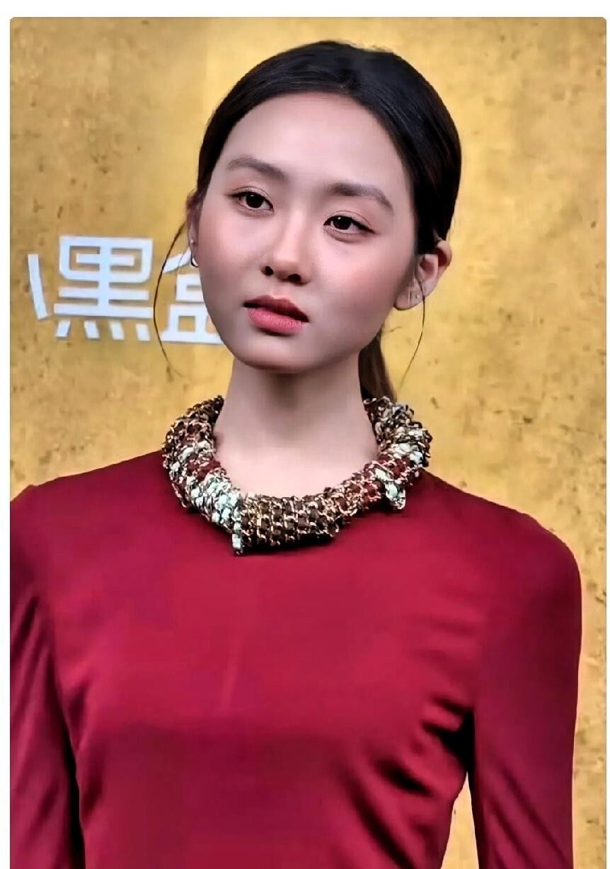 黄多多穿香奈儿走红毯这事，资源确实顶到头了，全套高定加持，主办方通稿只写“以个人身份出席”，出道声明没有，签约消息也没有。可网友眼睛毒啊，红毯直拍一出来，评论区直接分成两拨，一边说她表情紧绷像在找镜头，一边说十九岁第一次走红毯紧张太正常了。她自己采访里也认了，刚迈步出来确实慌，走完才松下来。这事最耐